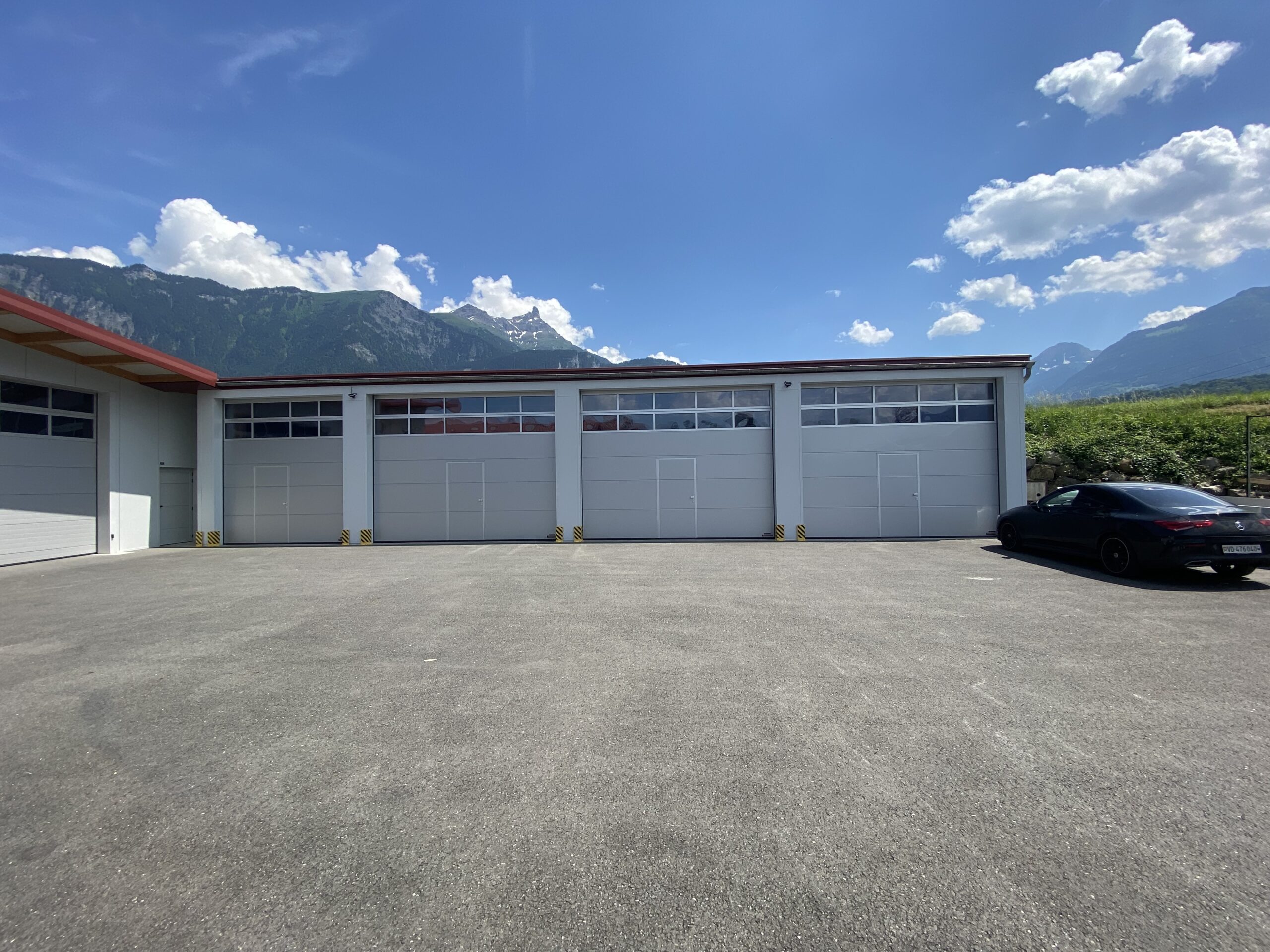 Portails, portes de garage et motorisations installés par experts suisses.