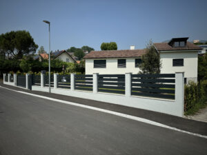 Maison moderne avec portail, clôture et entretien professionnel en Suisse.