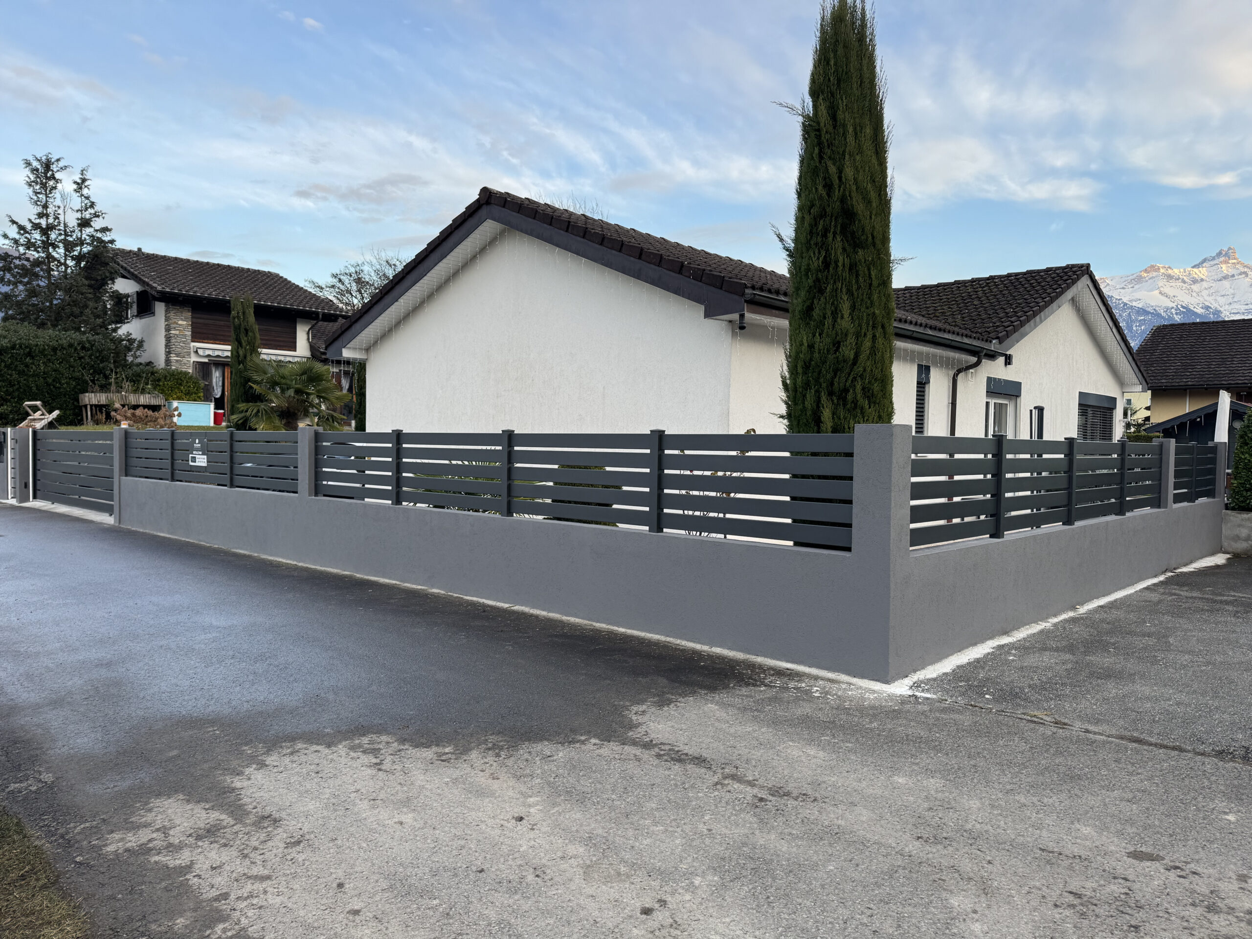 Portail moderne, installation et maintenance par spécialistes suisses extérieurs.