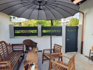 Installation de portail extérieur suisse, clôture design et terrasse aménagée.